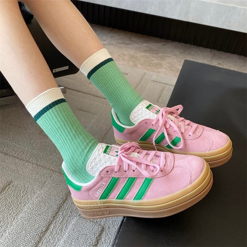 Adidas Shoes Samba - อาดิดาส IE0420 รองเท้าผ้าใบหนังกลับสำหรับผู้หญิงรุ่น Retro สีชมพู-เขียว พื้นรองเท้าแบบยางสีเขียว